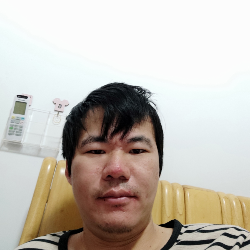 羞涩深拥冷风的照片