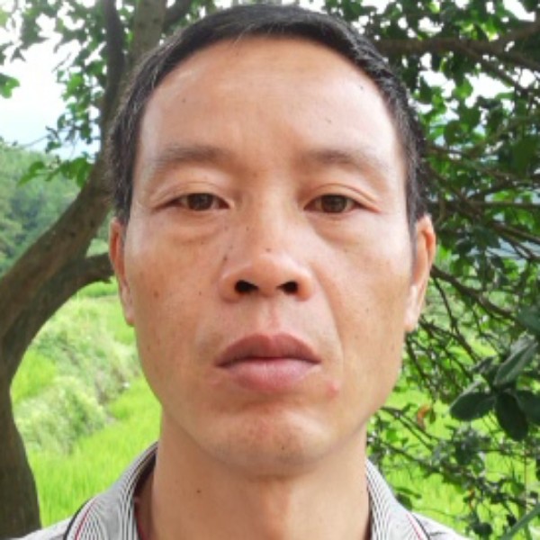 帅哥闻亲爱的的照片