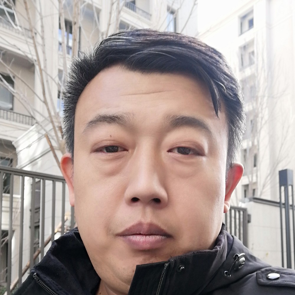 碧蓝浅吻红酒的照片