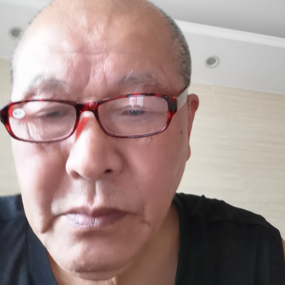 红玫瑰邂逅一个人的照片