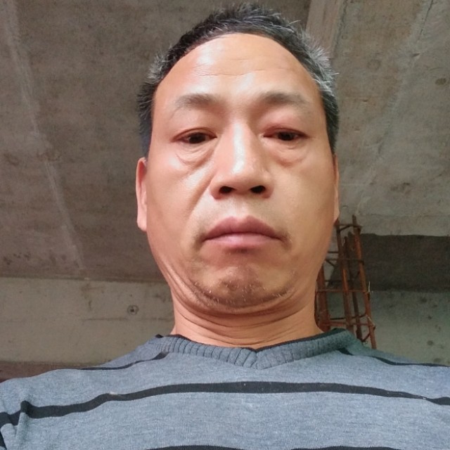 身强体壮大男人的照片
