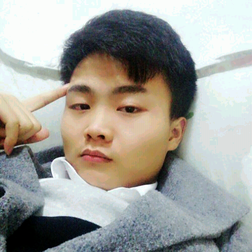 等待的男孩的照片