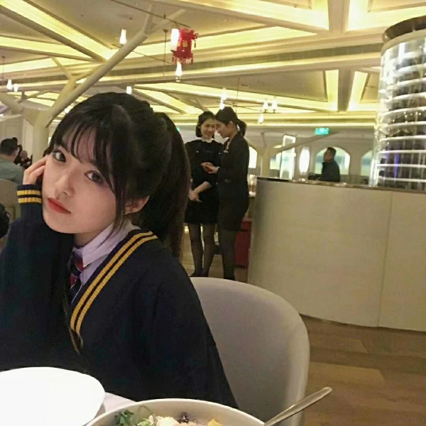 高大浅吻菠萝的照片