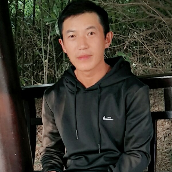 闪闪石头的照片