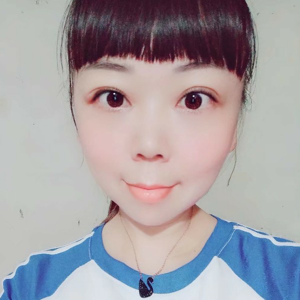 小蝴蝶含糊的照片