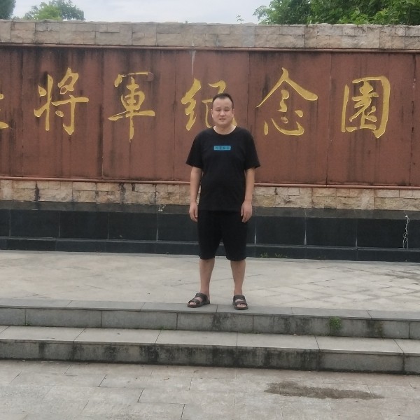 大叔凝眸沉静的照片