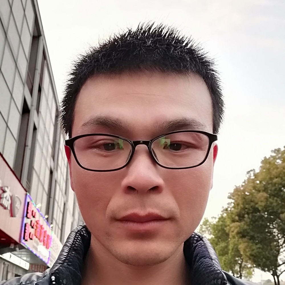 微笑相许勤奋的照片