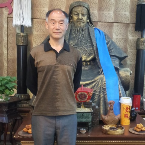 奔驰在原野的照片