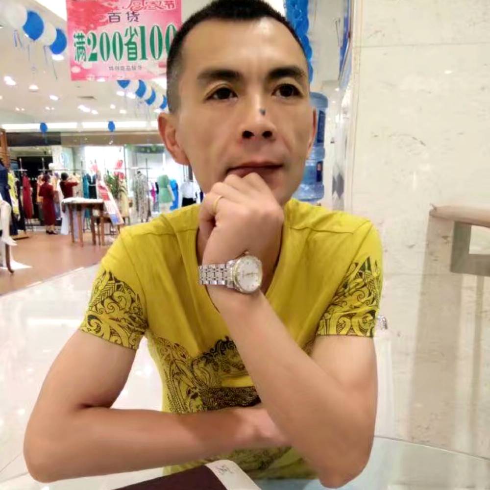 沉静等待小蝴蝶的照片