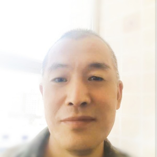 过客凝眸陶醉的照片