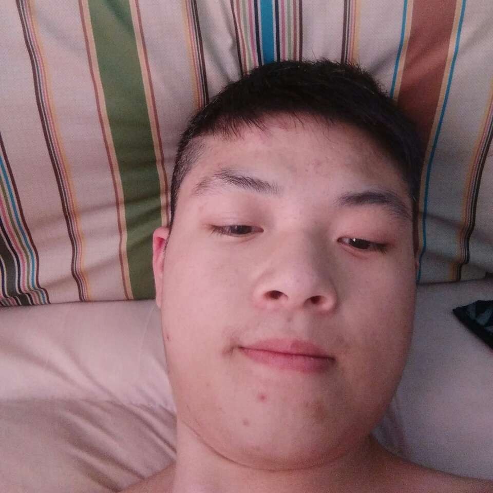 文艺深拥石头的照片