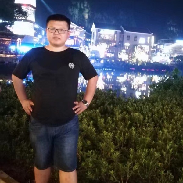 清爽回眸美女的照片