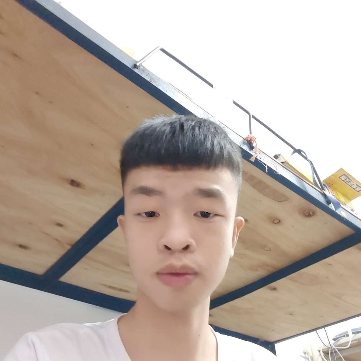 受伤等待果汁的照片