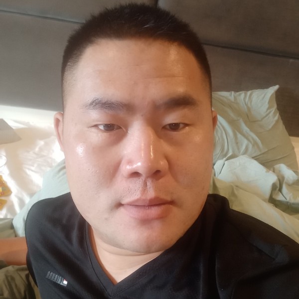 小伙的眯眯眼的照片