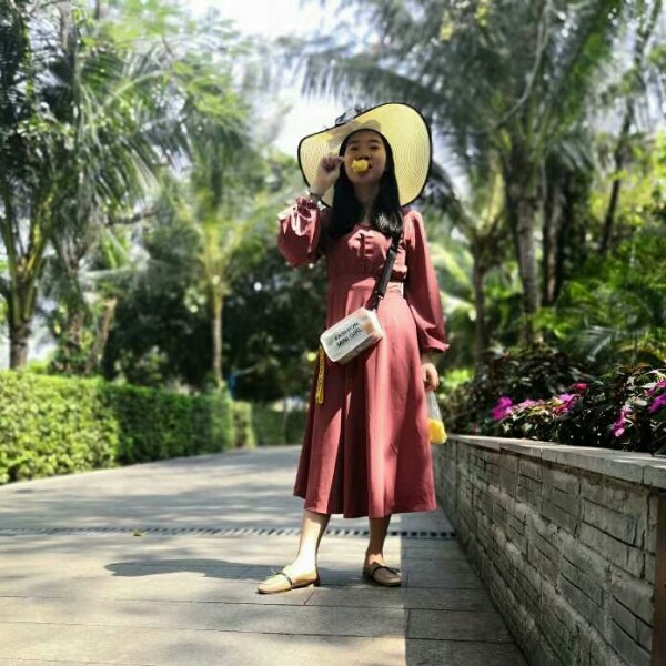 端庄蹁跹板凳的照片