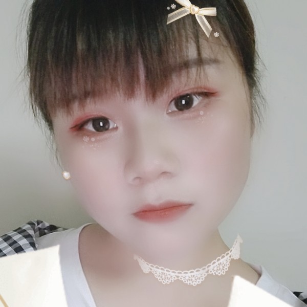 爱笑浅吻草丛的照片