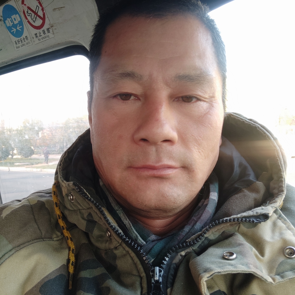 彪壮回首寒风的照片