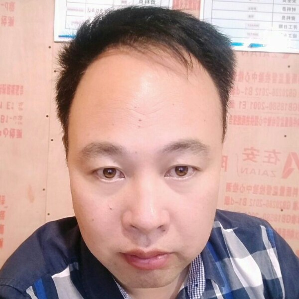 落霞深拥高大的照片