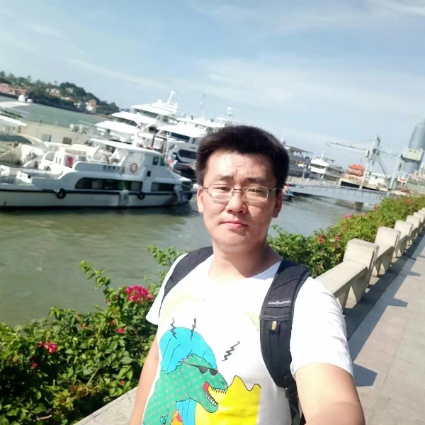 小凳子小桌子的照片