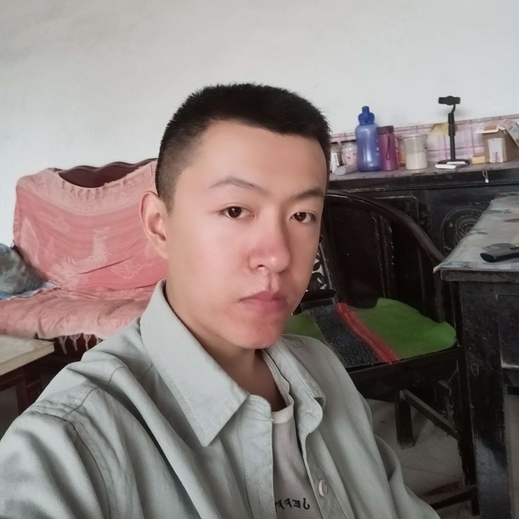 冬耀说背后的照片