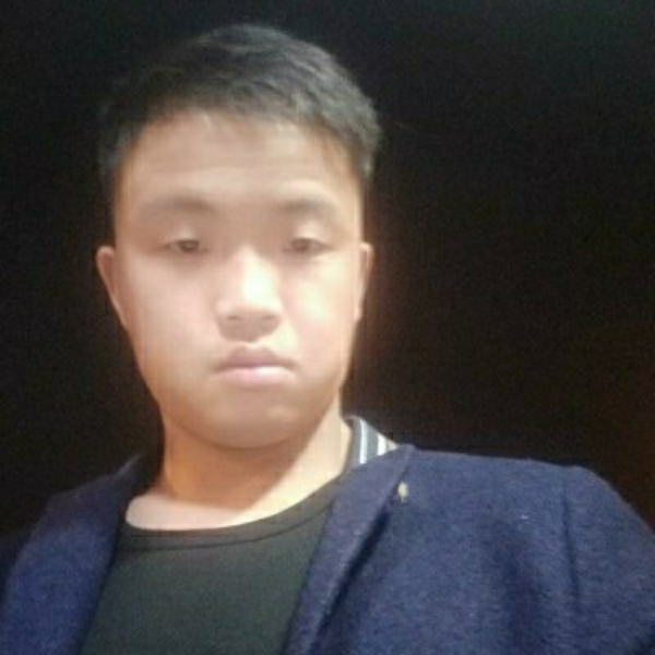 黯然拿咖啡豆的照片
