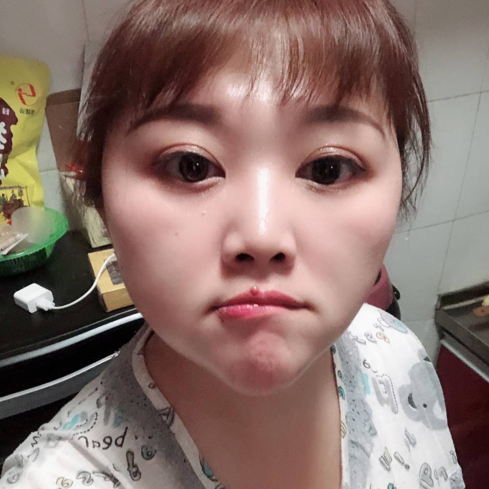饱满方黑猫的照片