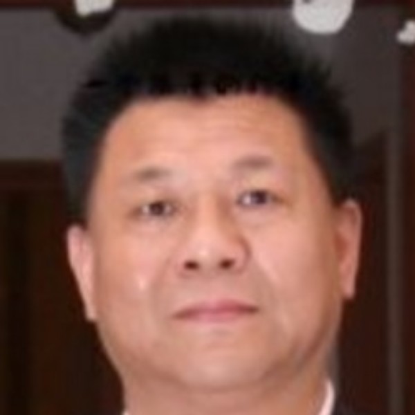 水中小船的照片