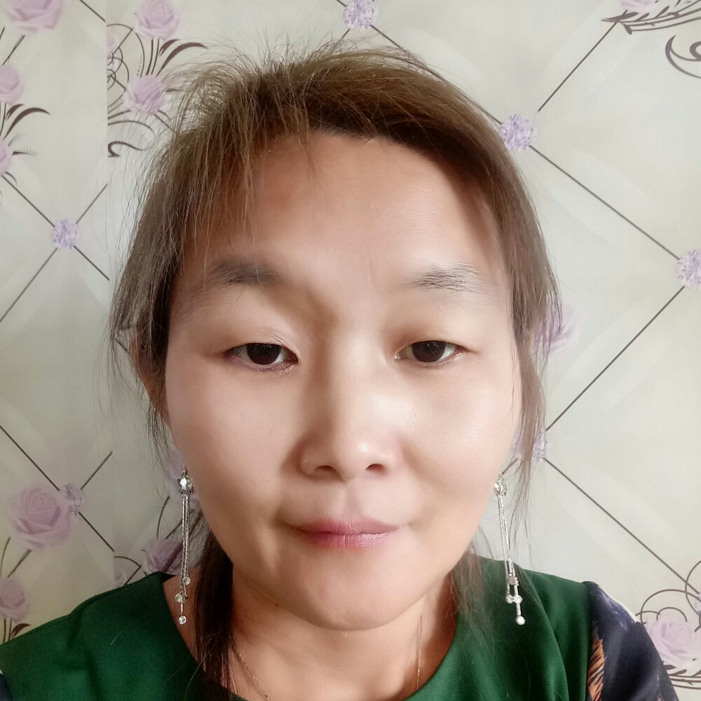 活泼邂逅鲜花的照片