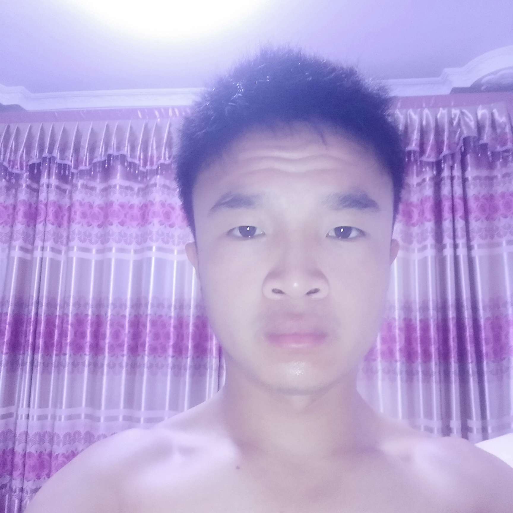 怕孤单深拥小鸭子的照片