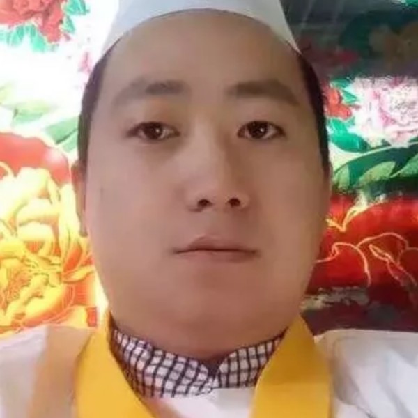 居家的男人的照片