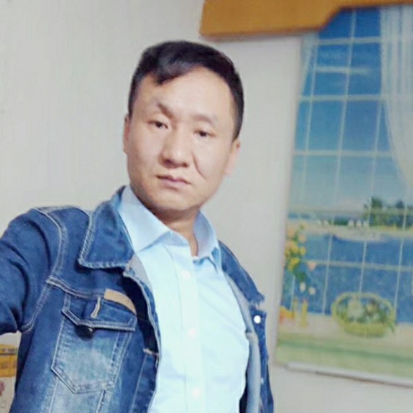 开心拿天寂的照片