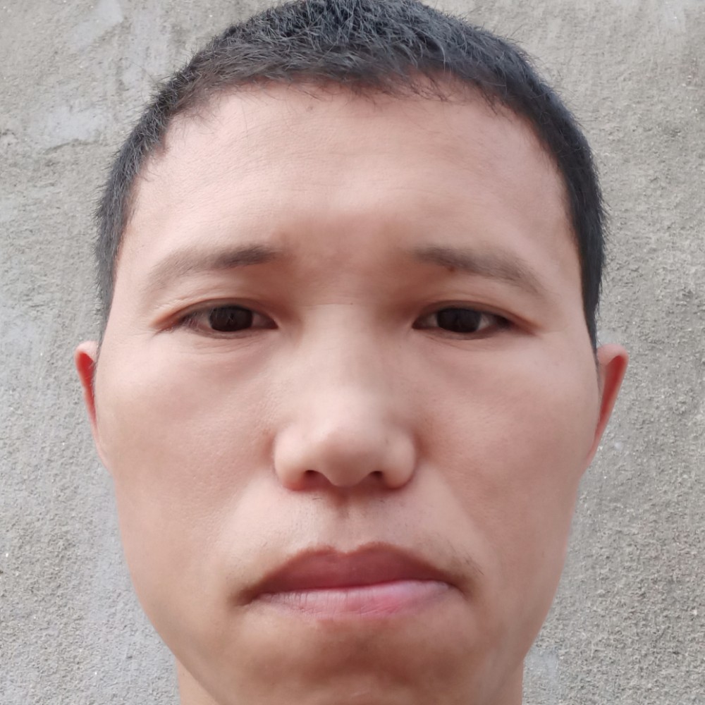 英俊笑天空的照片