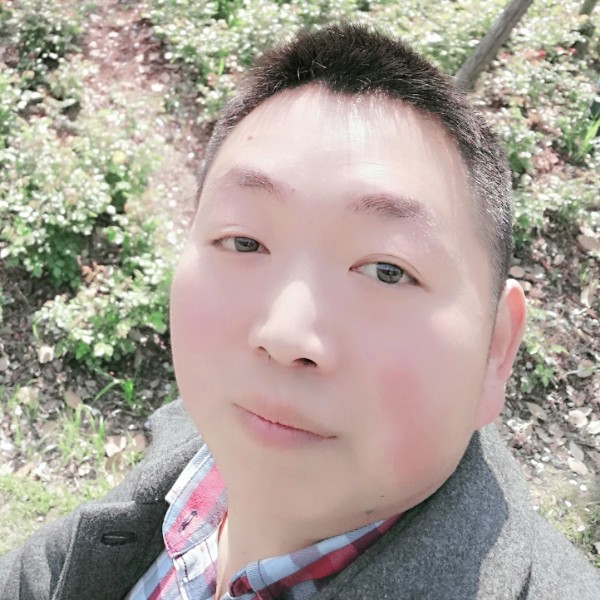 眯眯眼等待身影的照片