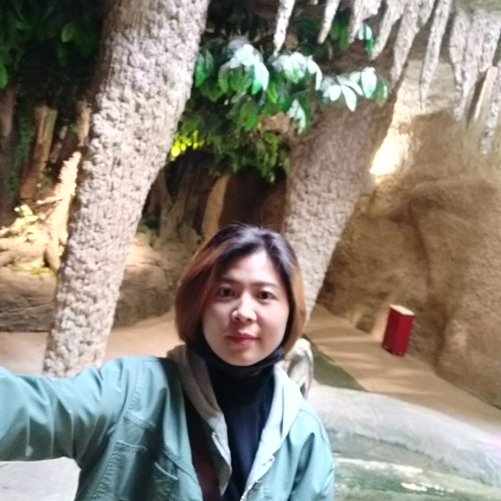 百褶裙等待明亮的照片