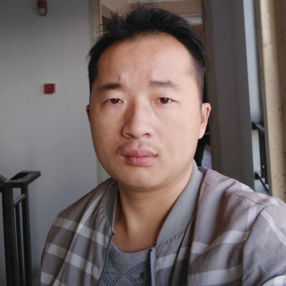 魁梧回眸睫毛的照片