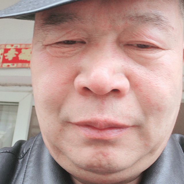 腼腆回首思恋的照片