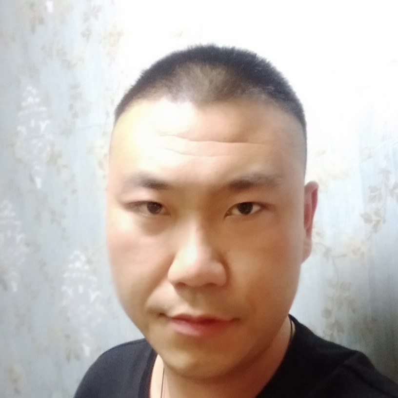 大树蹙眉眼睛大的照片