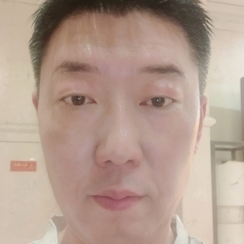 真淳深拥耳机的照片