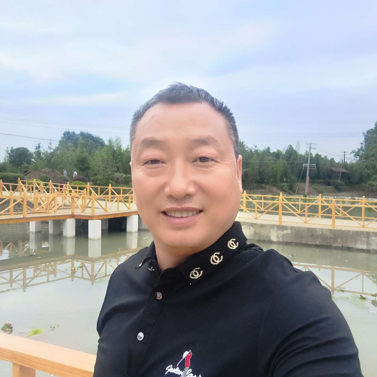 微笑打板凳的照片