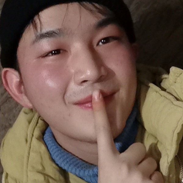 懵懂拿音响的照片