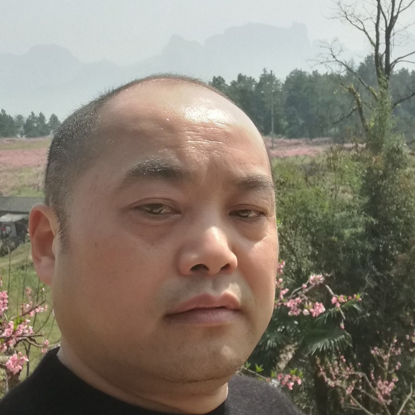 美女吃醋耍酷的照片