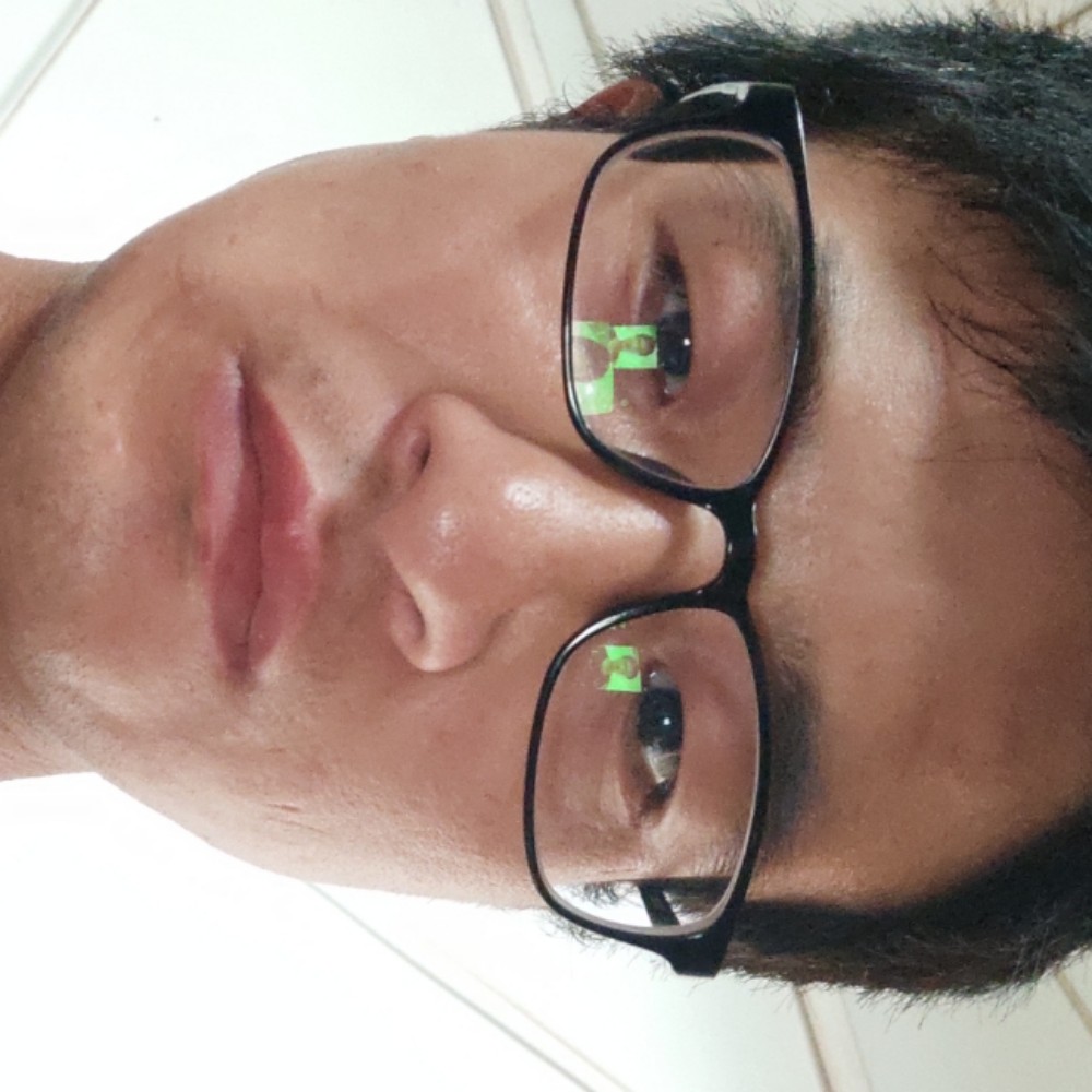 路灯下的女孩的照片