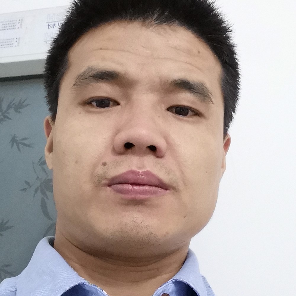 顺利挽手尘宵的照片
