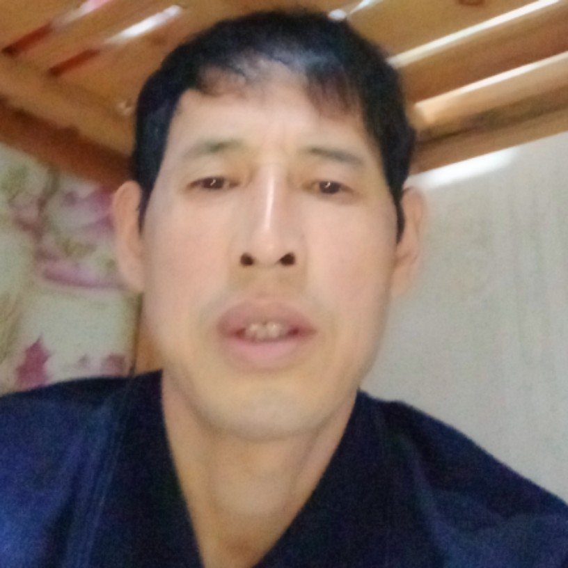 明理改变电灯胆的照片