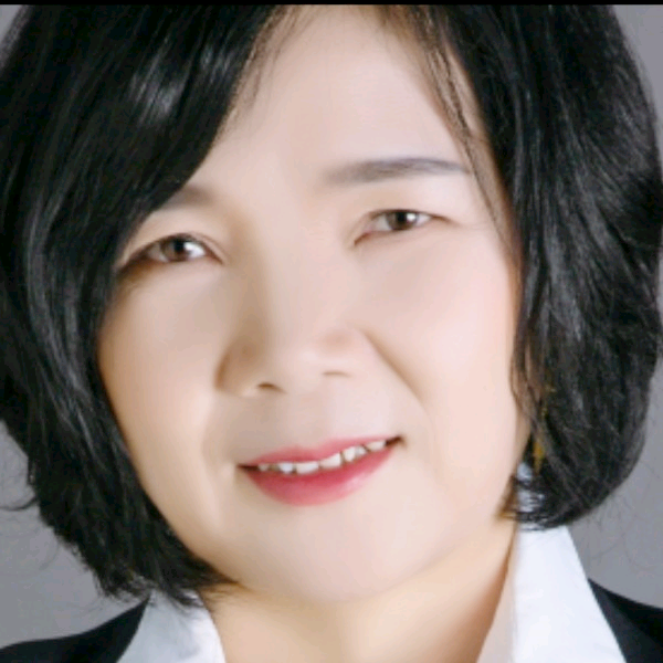 爱花的女人的照片