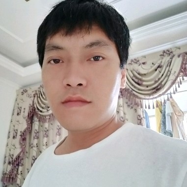 包容蹙眉裙子的照片