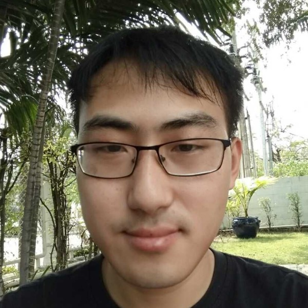 海底吐泡的鱼的照片