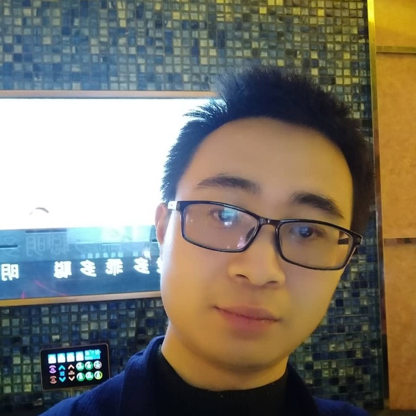 水池鲤鱼的照片