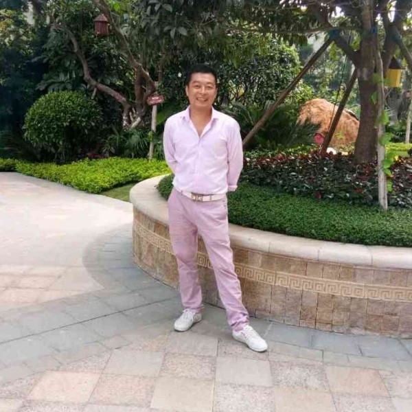 撒落满天的碎片的照片