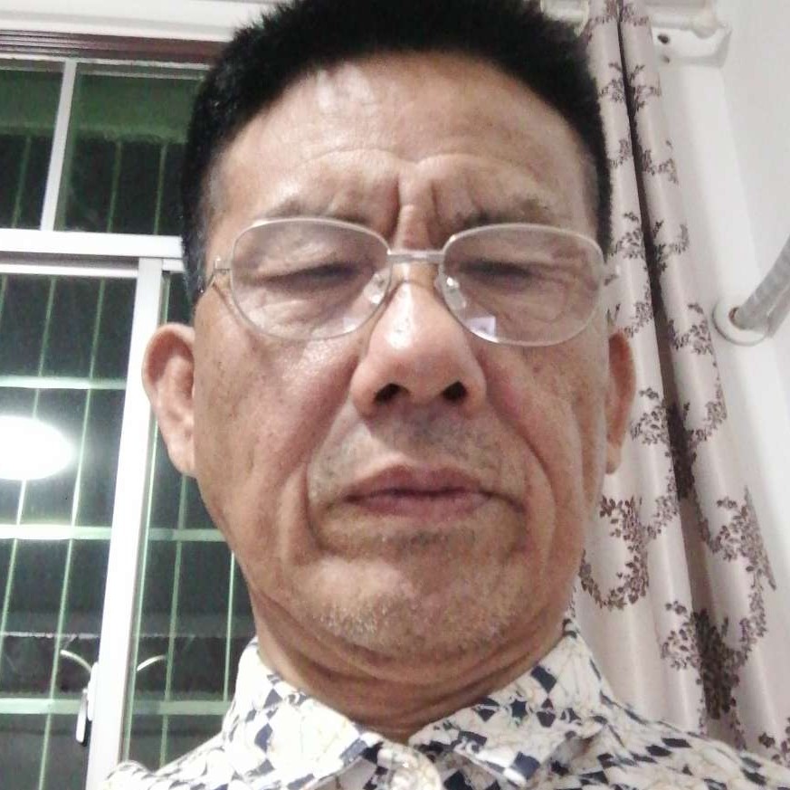 强健迎西牛的照片